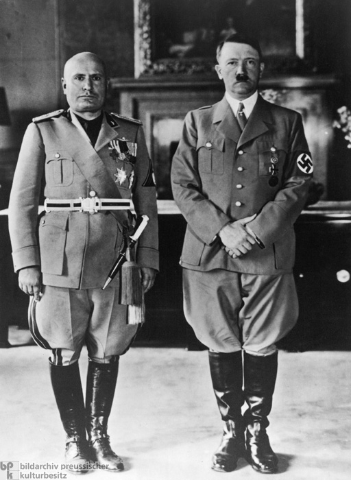 Adolf Hitler bei einem Staatsbesuch in Rom mit Benito Mussolini (1938)